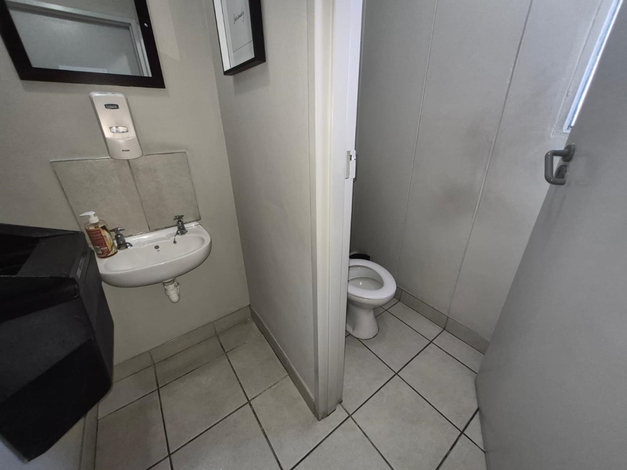 To Let Commercial Property for Rent in Pinelands Western Cape